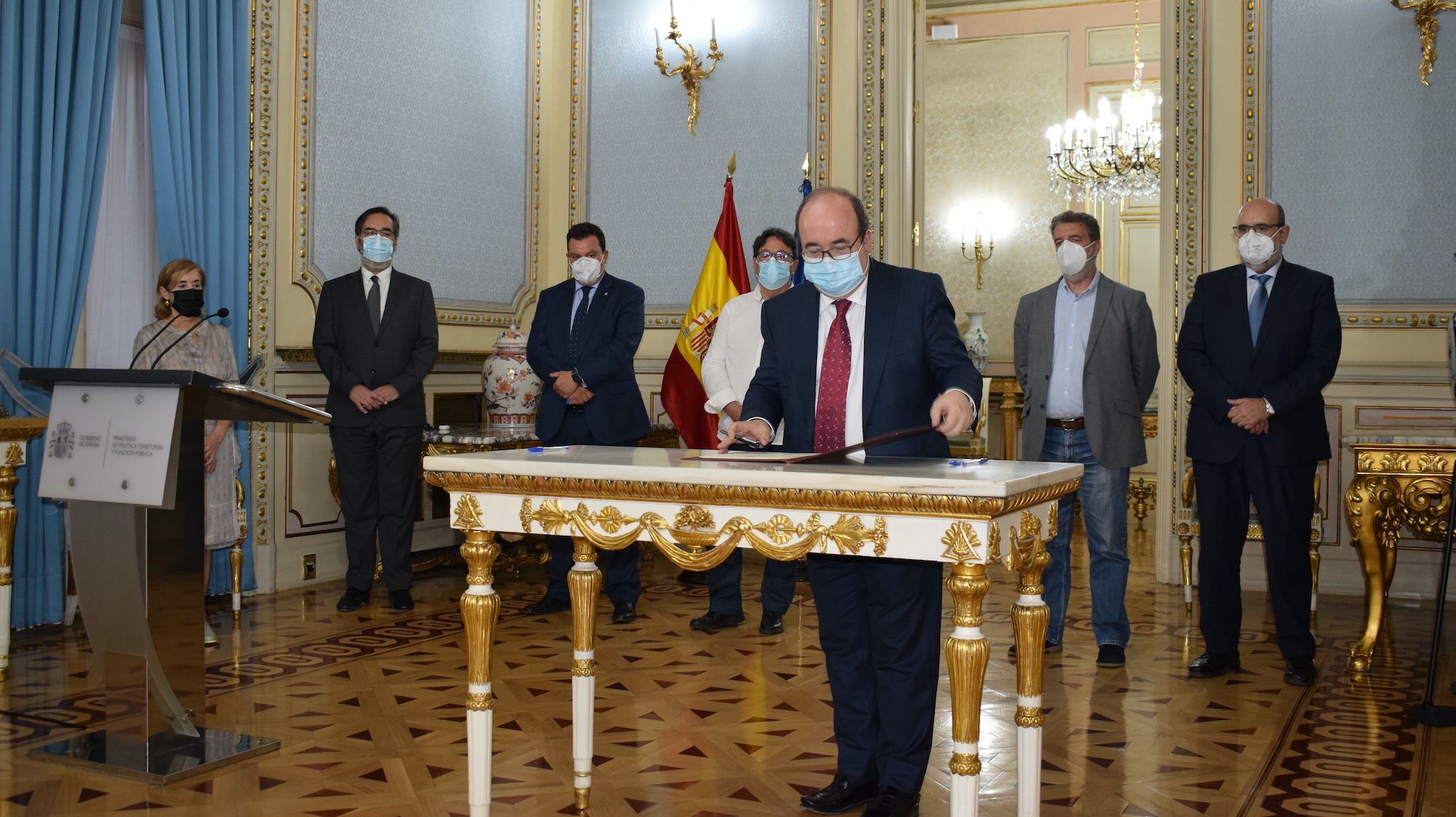 El ministro Miquel Iceta, firmando el acuerdo para reducir la temporalidad de los interinos.