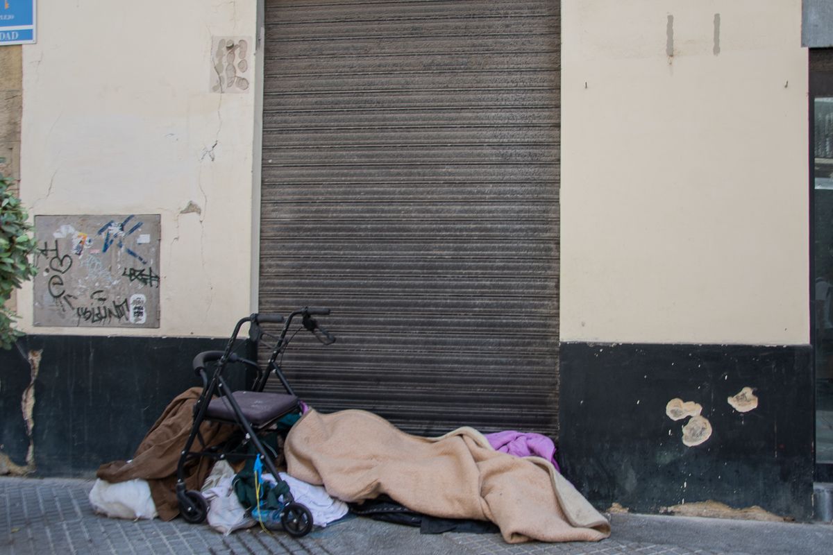 Persona sin hogar en Cádiz. Andalucía vuelve a tener los municipios más pobres.