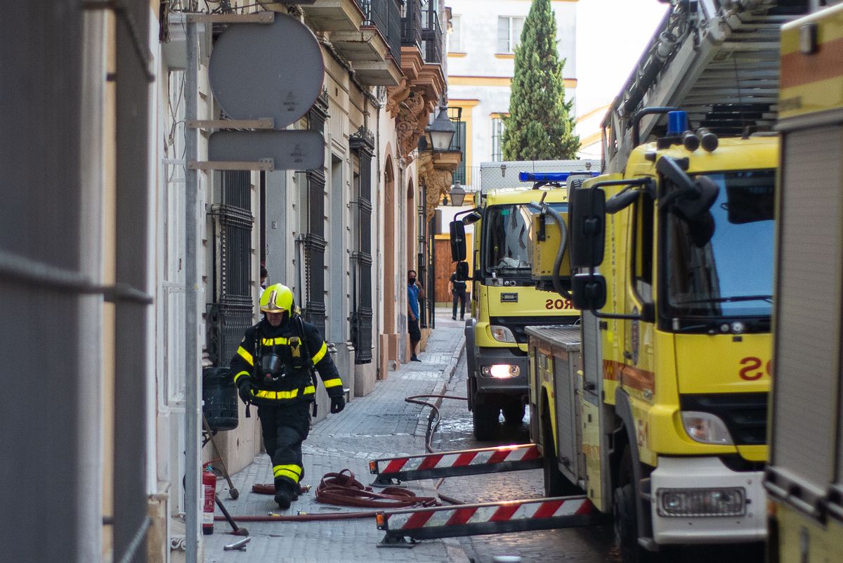 Camiones de bomberos en un incendio en Jerez.