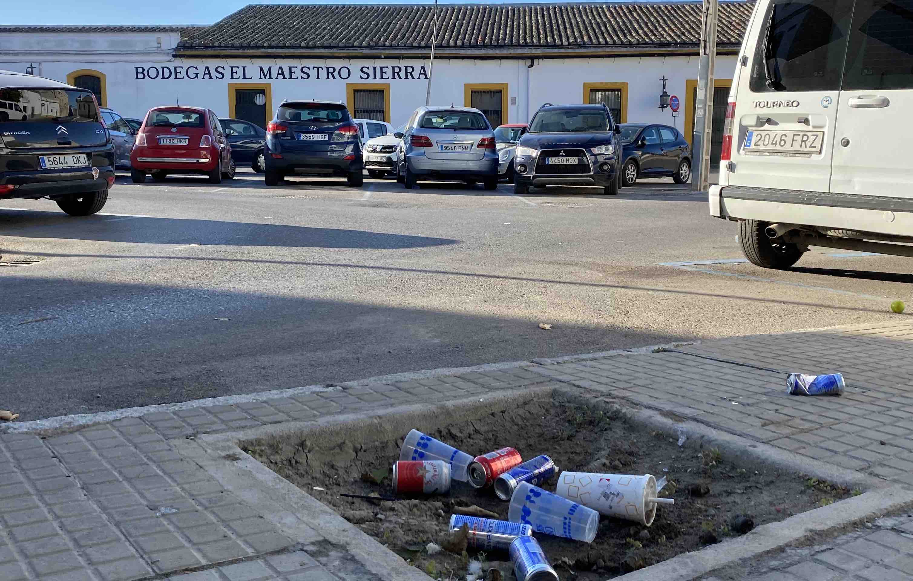 Restos de botellón en la plaza Silos, en Jerez, en una imagen de archivo.