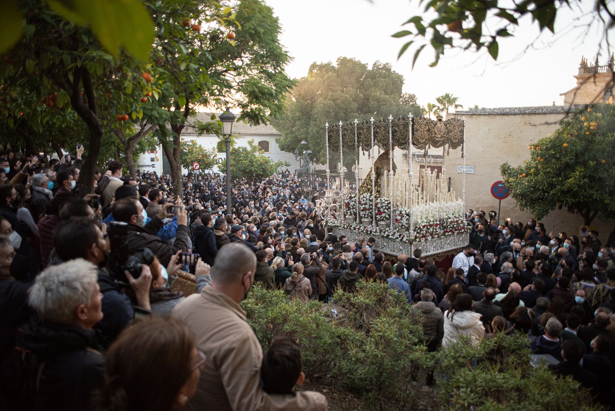 La Esperanza de la Yedra de regreso por la Alameda Vieja.  MANU GARCÍA