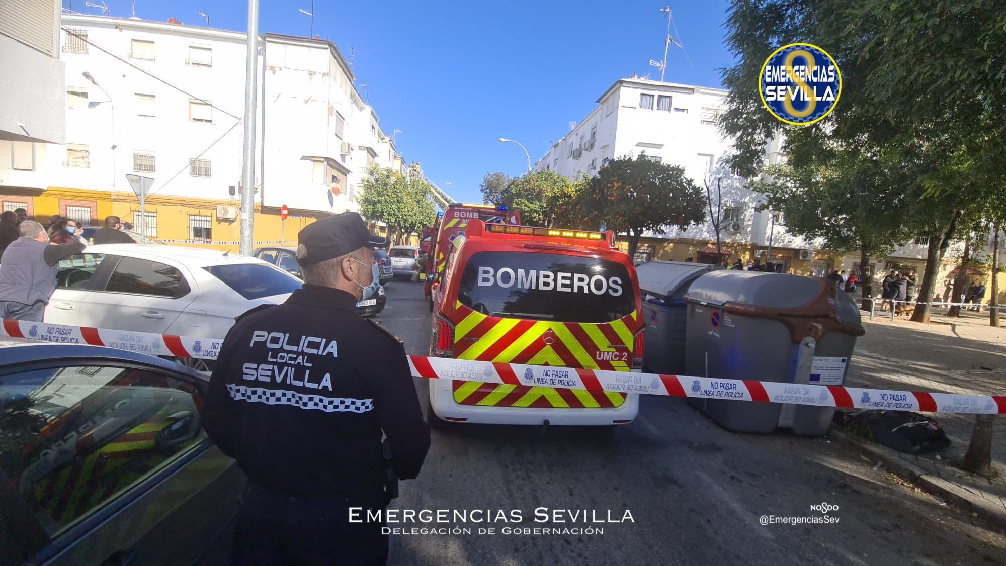 La Policía Local de Sevilla y Bomberos han intervenido en el incendio.