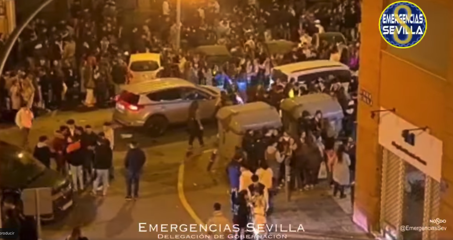 Un botellón en Sevilla, en una imagen de archivo.