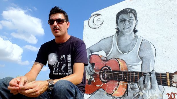 Manu Benítez, frente al mural de su hermano Migue.
